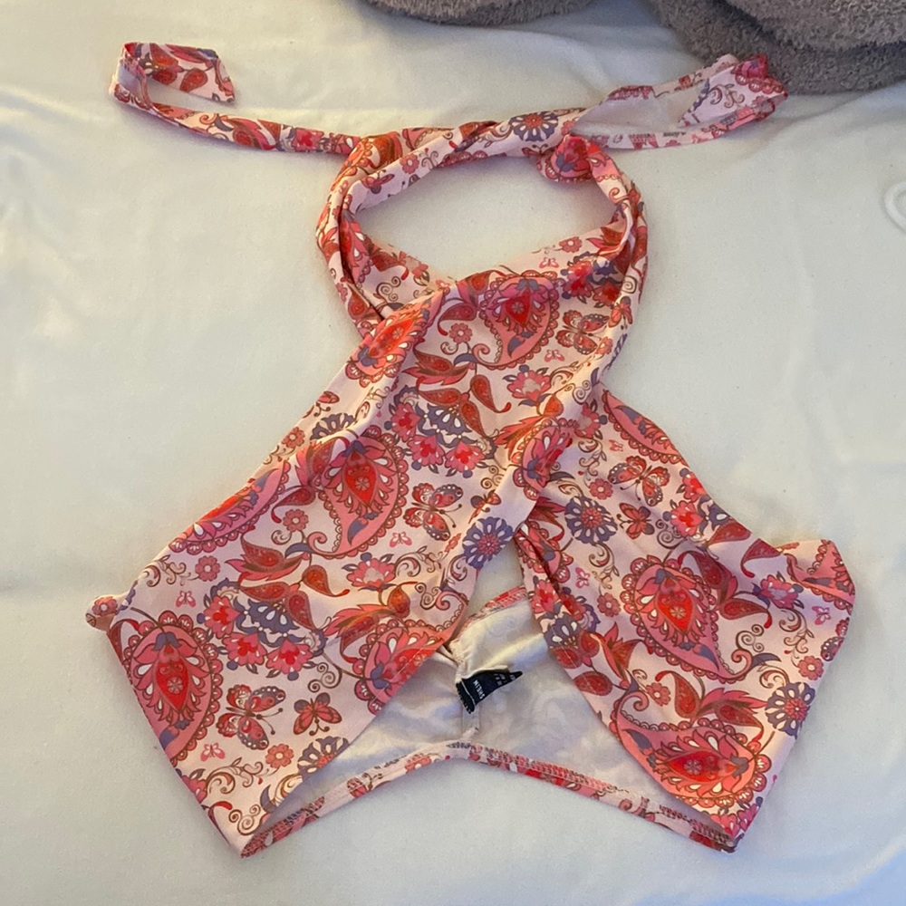 Shein tie top shirt. Size L but just one king scarf top so can be adjusted.